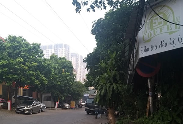 Quận Hai Bà Trưng, TP Hà Nội: Xe đỗ đầy cổng, Đội Thanh tra GTVT... “bó tay”