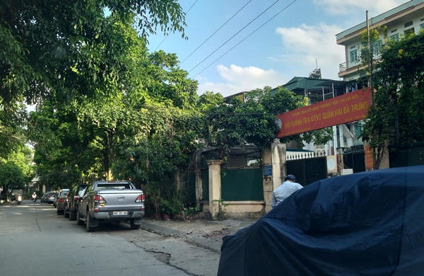 Quận Hai Bà Trưng, TP Hà Nội: Xe đỗ đầy cổng, Đội Thanh tra GTVT... “bó tay”