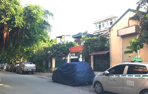 Quận Hai Bà Trưng, TP Hà Nội: Xe đỗ đầy cổng, Đội Thanh tra GTVT... “bó tay”