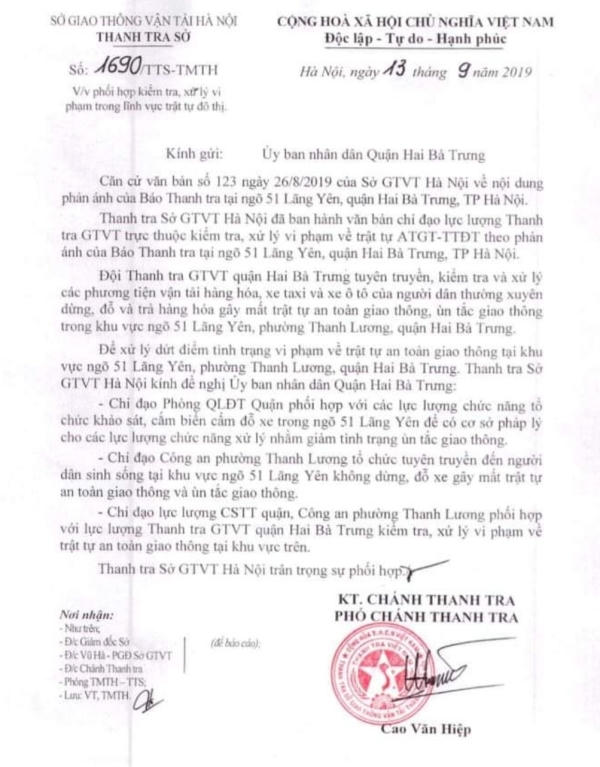 Quận Hai Bà Trưng, TP Hà Nội: Xe đỗ đầy cổng, Đội Thanh tra GTVT... “bó tay”