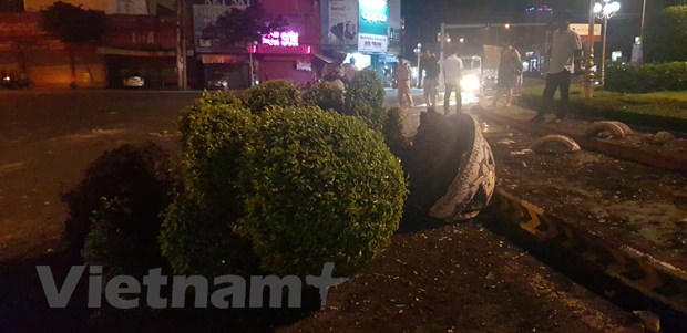 Tai xe say xin lai oto 'bay' giua vong xoay trung tam Dong Xoai hinh anh 2