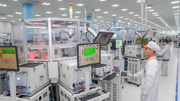 Đã mắt với dàn robot tối tân trong “siêu đại bản doanh” của Vsmart