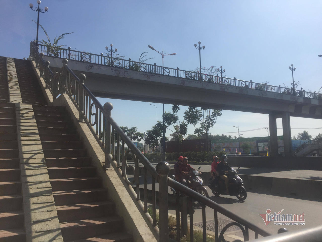 Nữ sinh tử vong bất thường trên cầu bộ hành ở cửa ngõ Sài Gòn