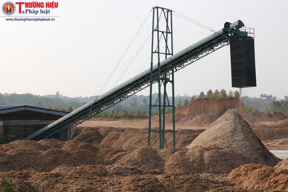 Theo người dân,&nbsp;tiếng ồn của máy móc, bụi bặm từ mụn gỗ đã bay vào nhà&nbsp;gây ảnh hưởng lớn đến sức khoẻ của các hộ dân