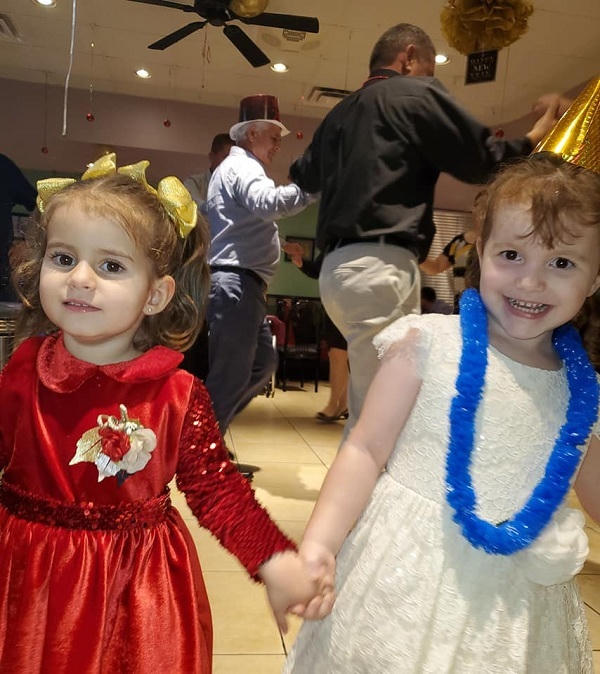 Melissa (váy trắng) luôn vui vẻ, lạc quan dù phải chiến đấu với bệnh tật nhiều năm. Ảnh: Ejona Belba