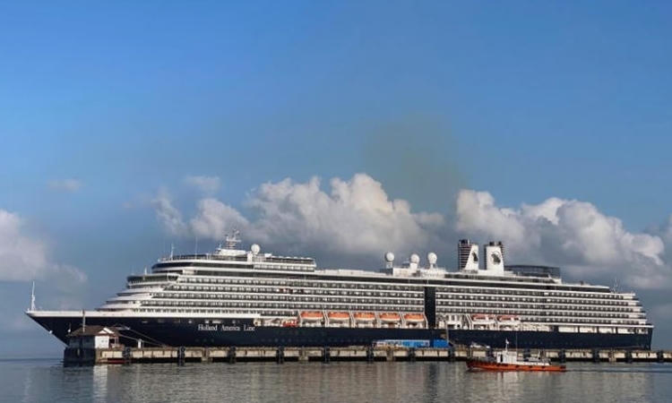 Du thuyền MS Westerdam tại cảng của Campuchia ngày 16/2. Ảnh: Reuters.