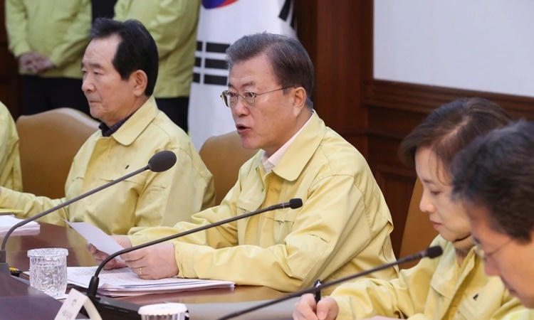 Tổng thống Hàn Quốc Moon Jae-in trong cuộc họp về đối phó với dịch Covid-19 hôm nay. Ảnh: AAP.