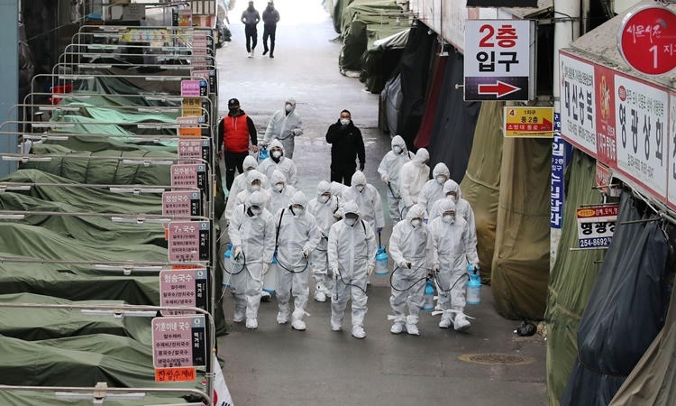 Nhân viên y tế tẩy trùng tại một khu chợ ở thành phố Daegu, phía đông nam Hàn Quốc. Ảnh: AFP.