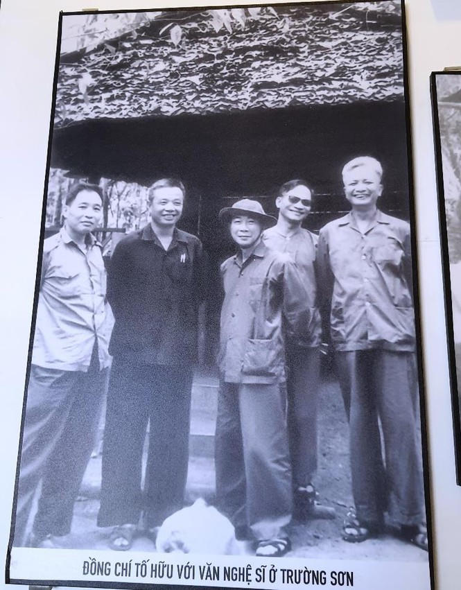 Chân thực những hình ảnh đi cùng năm tháng về nhà thơ Tố Hữu - ảnh 16