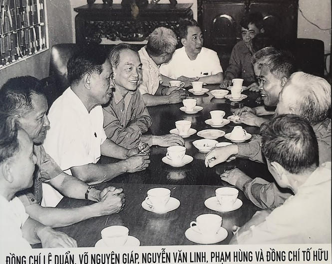 Chân thực những hình ảnh đi cùng năm tháng về nhà thơ Tố Hữu - ảnh 11