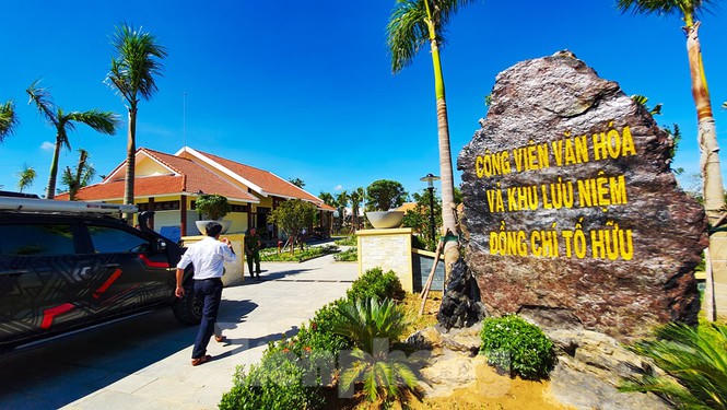 Chân thực những hình ảnh đi cùng năm tháng về nhà thơ Tố Hữu - ảnh 23