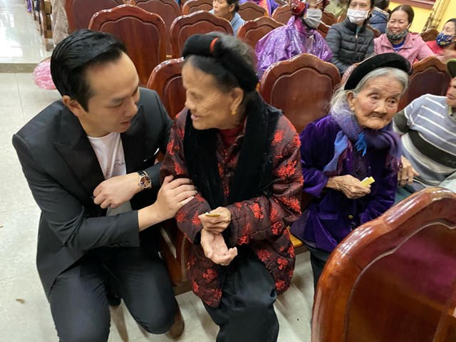 Chủ tịch Nguyễn Mạnh Hà chia sẻ những khó khăn với bà con vùng lũ Chủ tịch Nguyễn Mạnh Hà chia sẻ những khó khăn với bà con vùng lũ