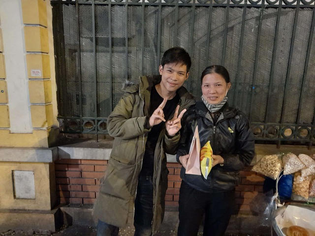 Ấm áp món quà Giáng sinh cho người có hoàn cảnh khó khăn của nhóm bạn trẻ Hà Nội - 2