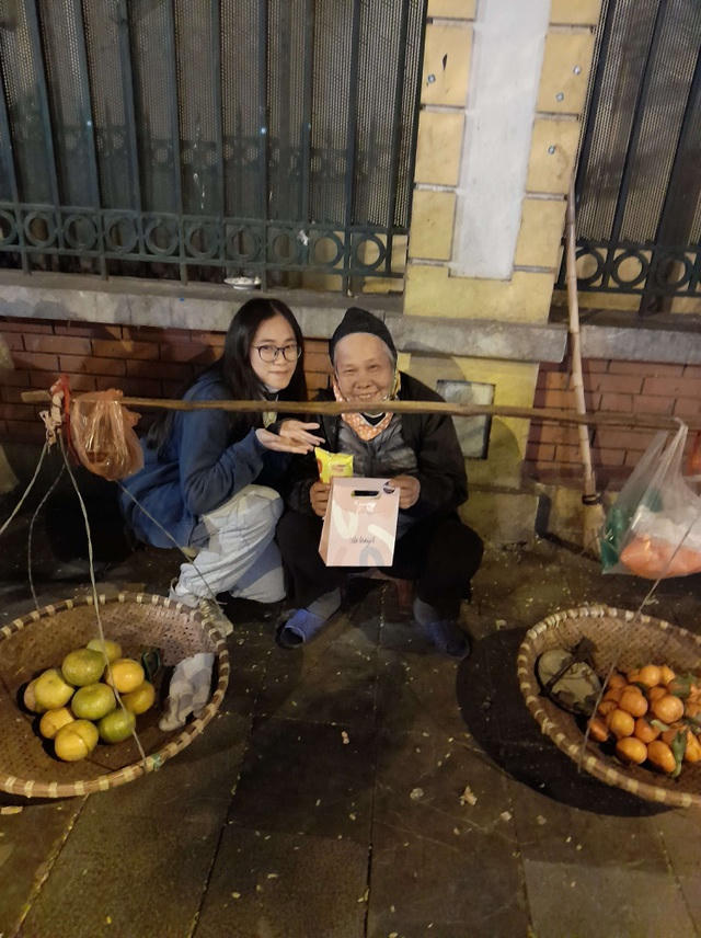 Ấm áp món quà Giáng sinh cho người có hoàn cảnh khó khăn của nhóm bạn trẻ Hà Nội - 1