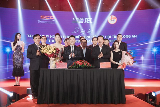 &Ocirc;ng Đặng Th&agrave;nh T&acirc;m, đại diện li&ecirc;n danh SAIGONTEL v&agrave; SCD v&agrave; &ocirc;ng Nguyễn Văn &Uacute;t, Chủ tịch UBND tỉnh Long An