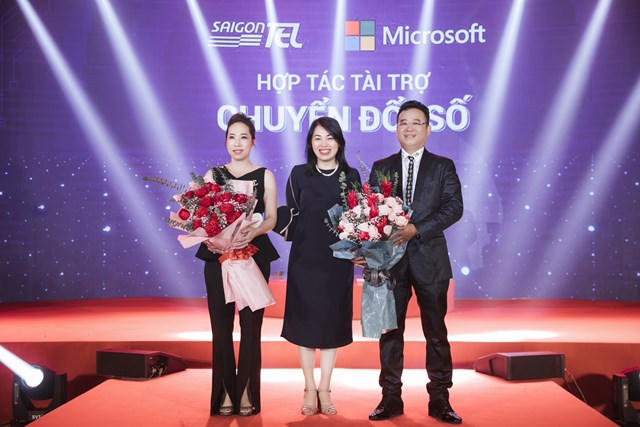 B&agrave; Phan T&uacute; Quy&ecirc;n, đại diện Microsoft Việt Nam, trao hoa cam kết đồng h&agrave;nh c&ugrave;ng SAIGONTEL t&iacute;ch hợp "Chuyển đổi số" v&agrave;o quy hoạch ph&aacute;t triển kinh tế - x&atilde; hội&nbsp;