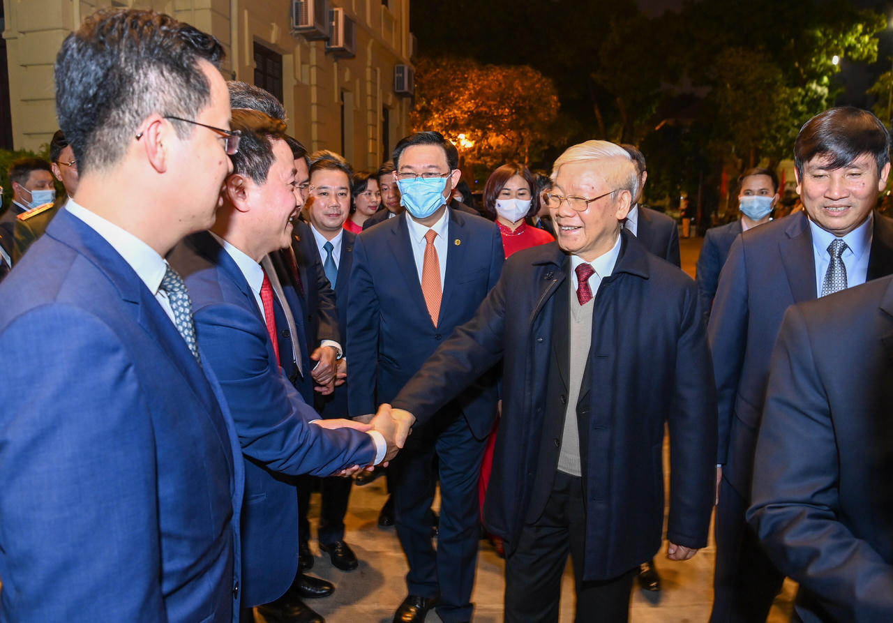 Tổng Bí thư, Chủ tịch nước Nguyễn Phú Trọng chúc Tết nhân dân bên Hồ Gươm