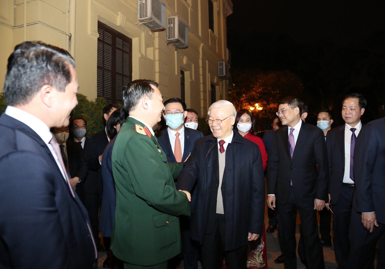 Tổng Bí thư, Chủ tịch nước Nguyễn Phú Trọng chúc Tết nhân dân bên Hồ Gươm