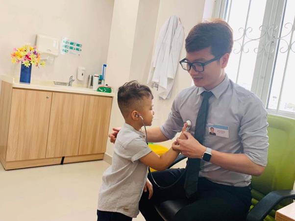 Nhi khoa Sunshine: Chinh phục mục tiêu giúp trẻ em Việt Nam tiếp cận y học chứng cứ