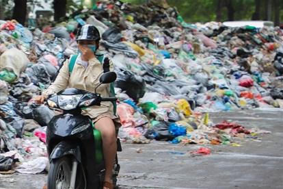 Kinh hoàng người dân bị "bủa vây" trong rác