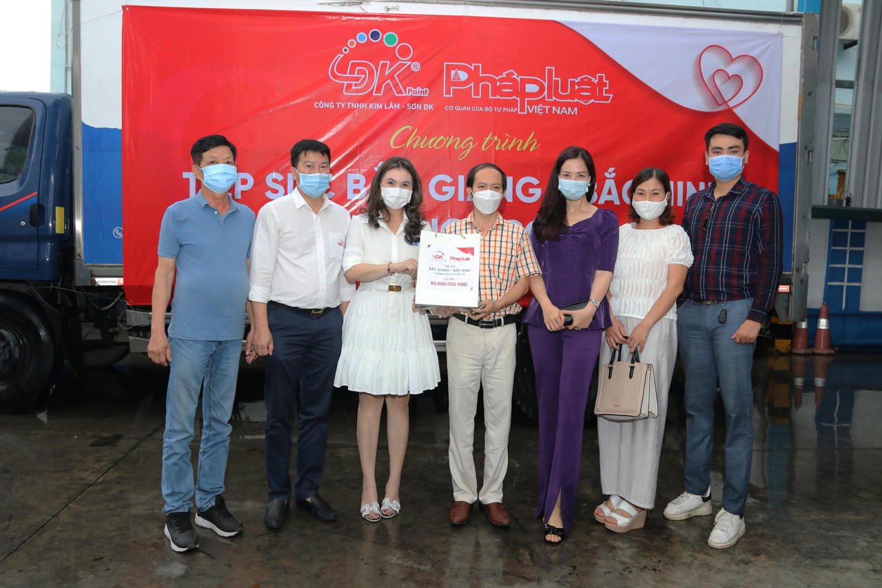 Ngời sáng những tấm lòng giữa “bão” dịch