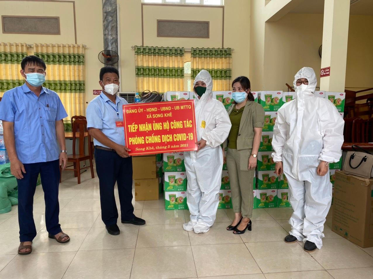 Ngời sáng những tấm lòng giữa “bão” dịch