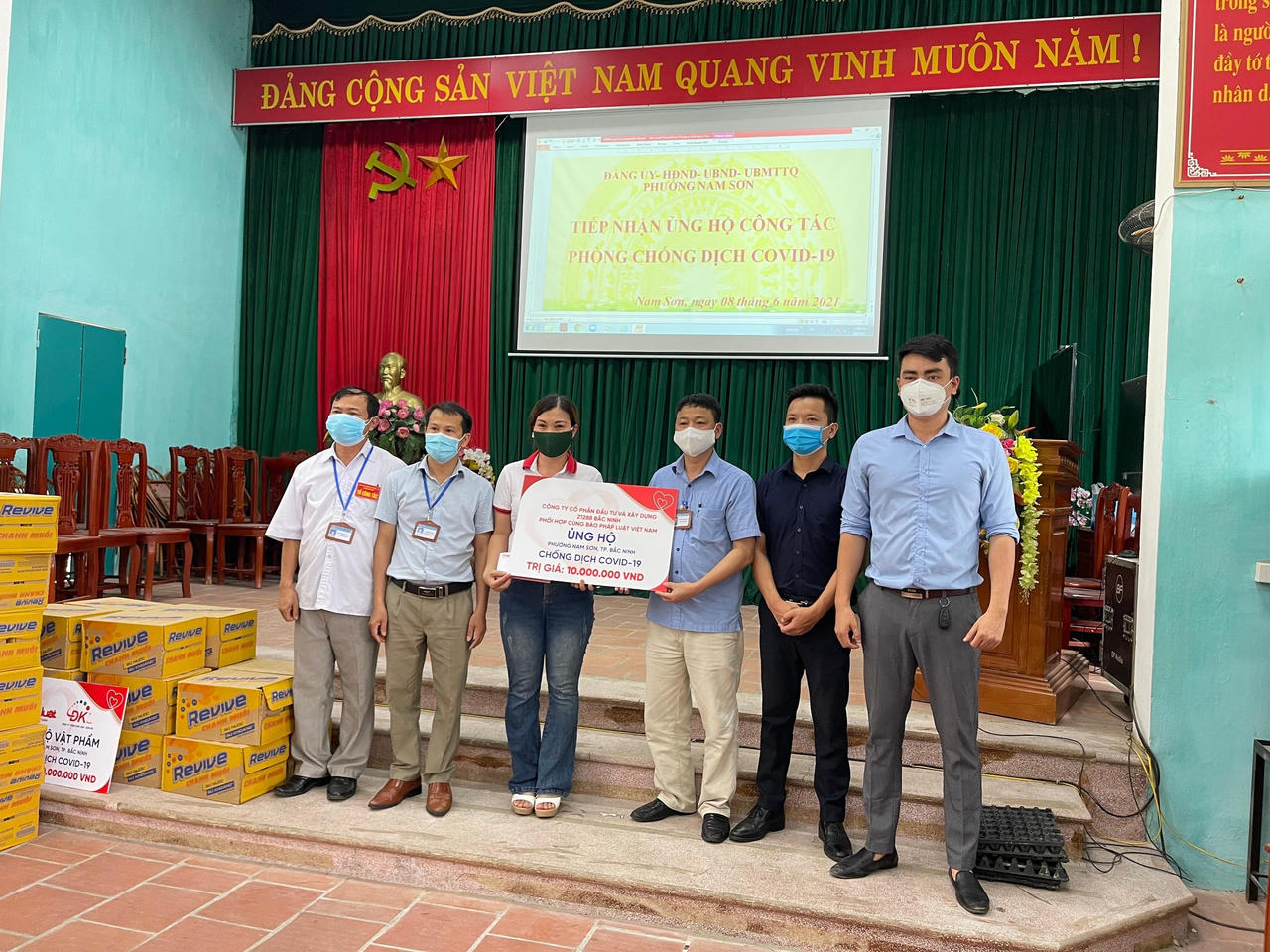 Ngời sáng những tấm lòng giữa “bão” dịch