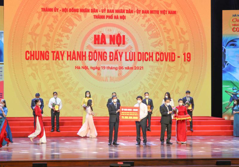 HDBank trao 20 tỷ đồng hỗ trợ TP Hà Nội phòng, chống dịch COVID-19