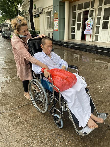 Người vợ Ukraine 20 năm ở Việt Nam chăm chồng đột quỵ