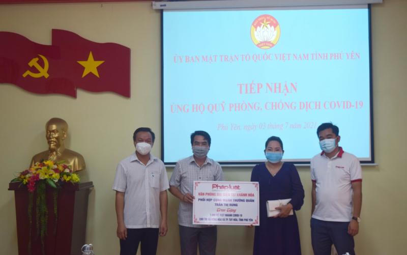 Văn phòng đại diện Báo Pháp Luật Việt Nam tại Khánh Hòa tặng 1.000 kit test thử nhanh COVID-19 cho tỉnh Phú Yên