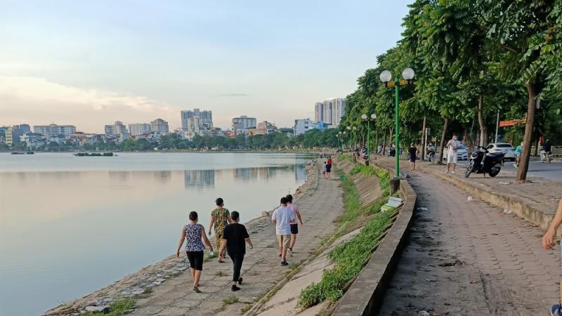 Định Công (Hà Nội): Người dân vẫn đổ xô đi tập thể dục ngoài trời dù TP có lệnh cấm