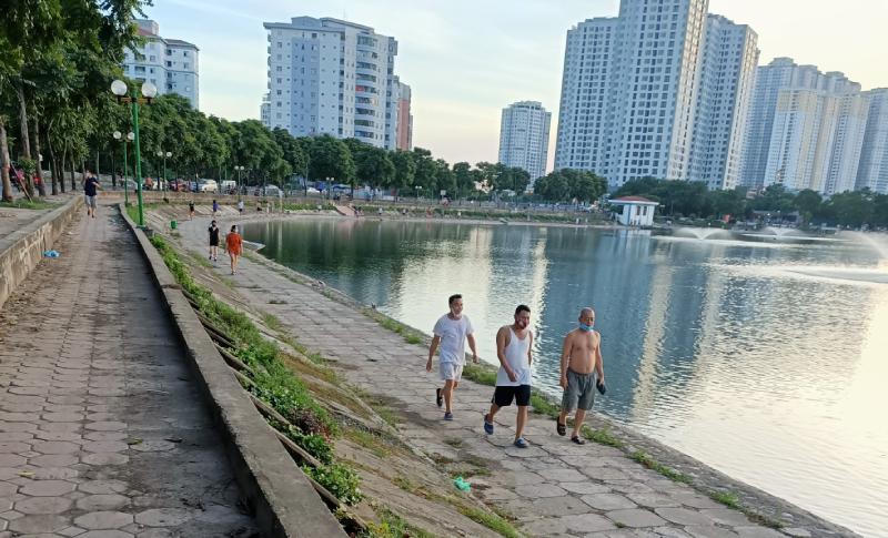 Định Công (Hà Nội): Người dân vẫn đổ xô đi tập thể dục ngoài trời dù TP có lệnh cấm