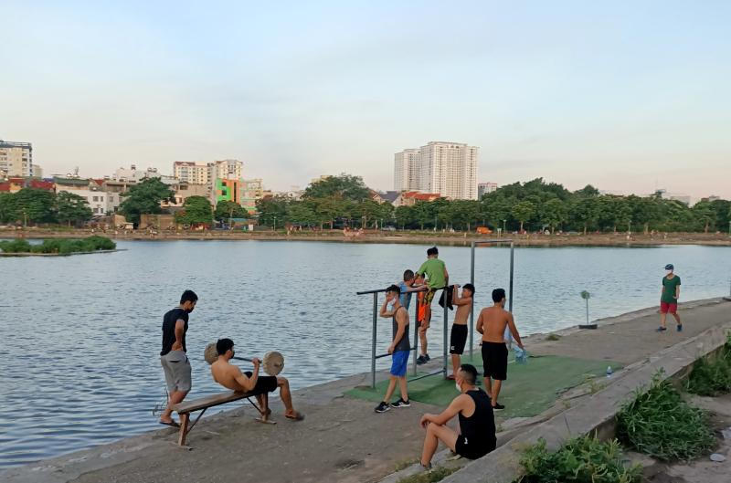 Định Công (Hà Nội): Người dân vẫn đổ xô đi tập thể dục ngoài trời dù TP có lệnh cấm