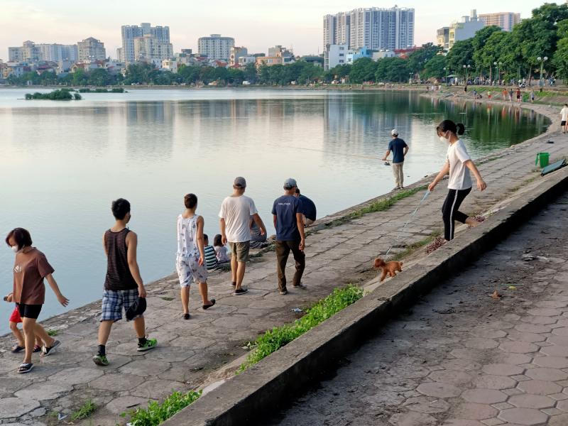 Định Công (Hà Nội): Người dân vẫn đổ xô đi tập thể dục ngoài trời dù TP có lệnh cấm