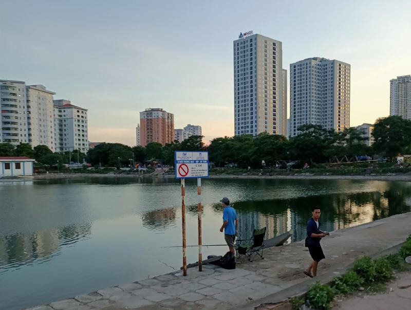 Định Công (Hà Nội): Người dân vẫn đổ xô đi tập thể dục ngoài trời dù TP có lệnh cấm