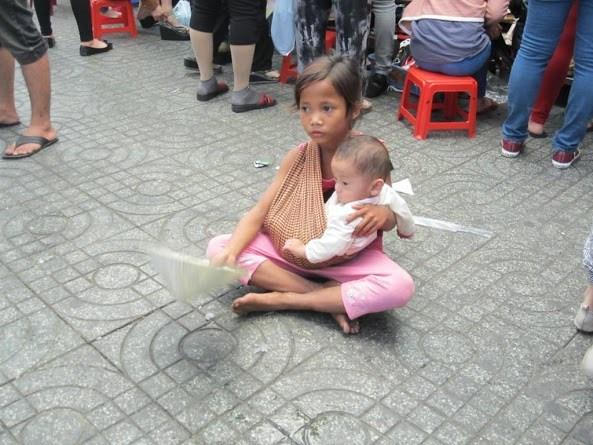 "Nghề" kinh doanh siêu lợi nhuận phía sau những đứa trẻ ăn xin