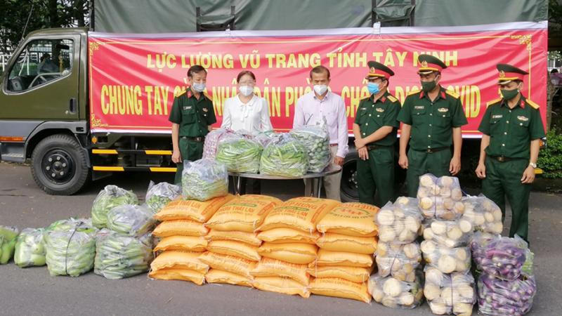 Quân đội “chia lửa”, hỗ trợ địa phương chống dịch