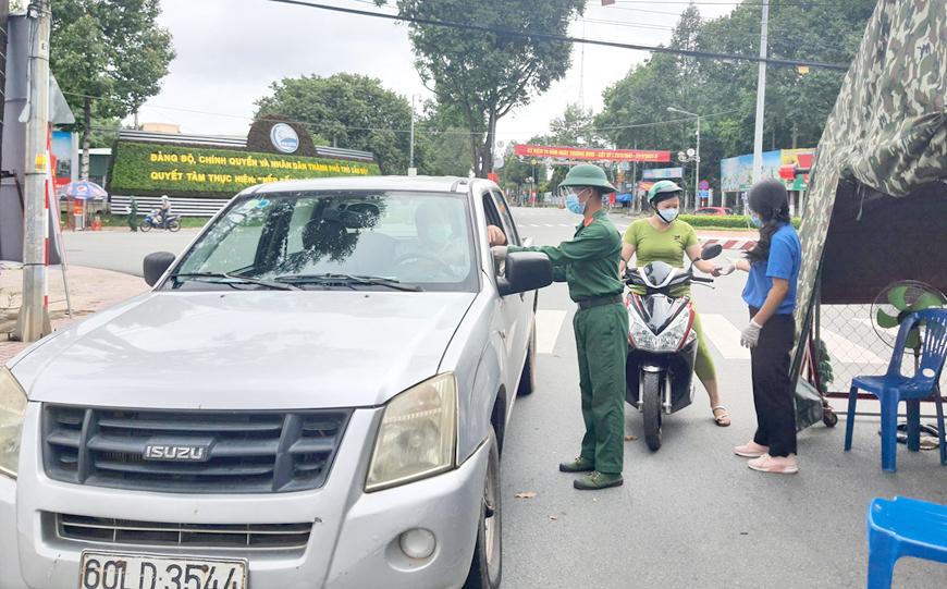 Quân đội “chia lửa”, hỗ trợ địa phương chống dịch