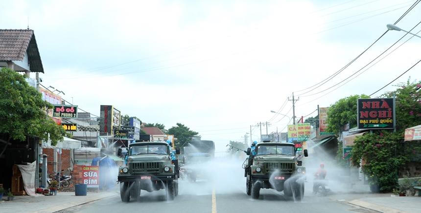 Quân đội “chia lửa”, hỗ trợ địa phương chống dịch