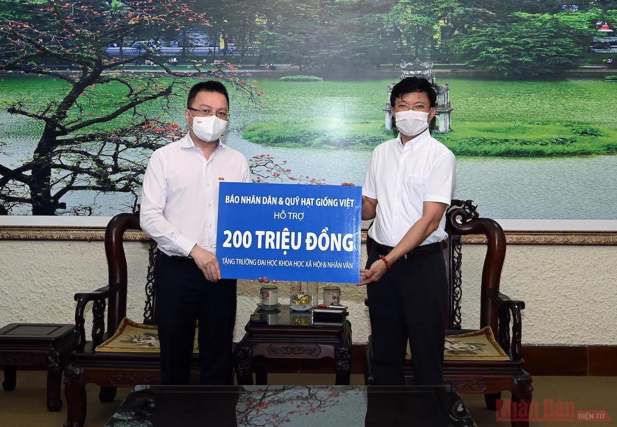Báo Nhân Dân trao 200 triệu đồng hỗ trợ sinh viên bị ảnh hưởng dịch bệnh COVID-19