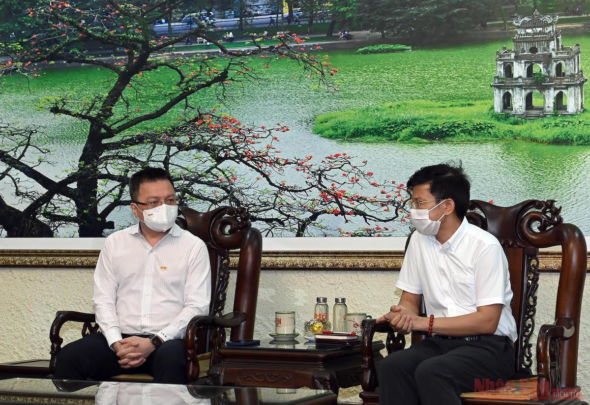 Báo Nhân Dân trao 200 triệu đồng hỗ trợ sinh viên bị ảnh hưởng dịch bệnh COVID-19