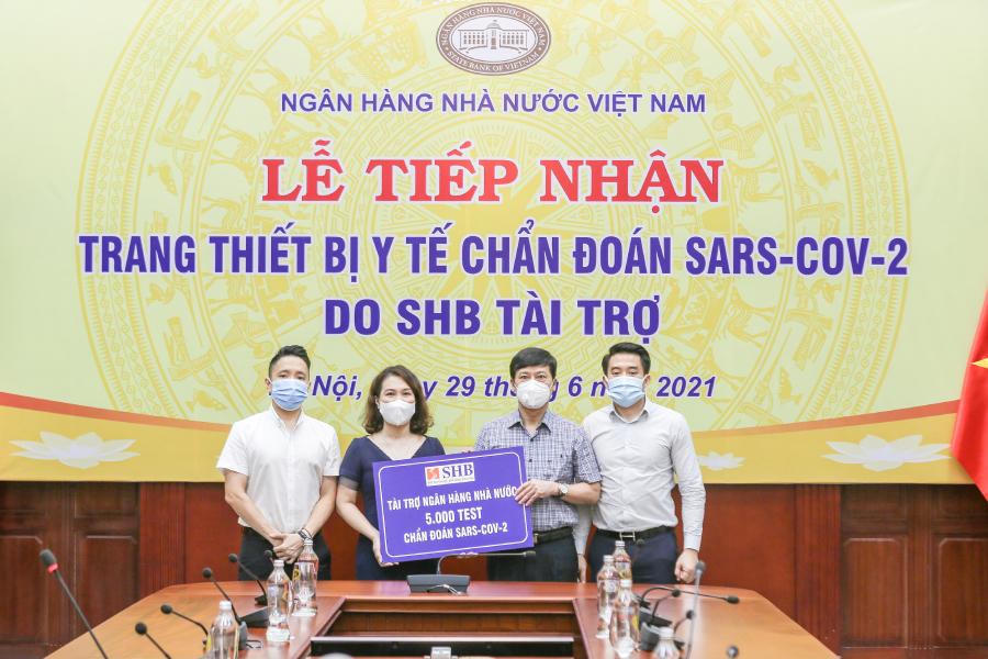 SHB tiên phong tặng bộ kit xét nghiệm nhanh COVID-19 cho khách hàng, đối tác, CBNV và cộng đồng