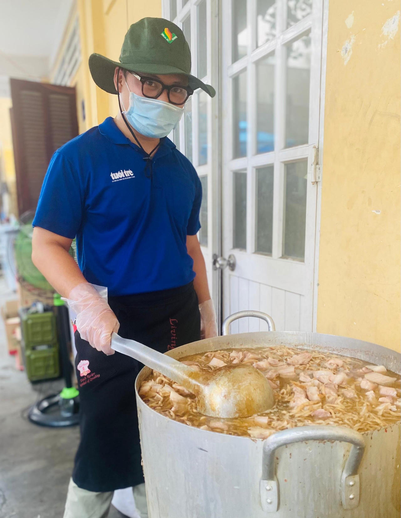 Chàng trai 8X và những suất cơm ấm lòng mùa dịch