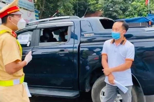 Xe luồng xanh 'giấu' 4 người chưa xét nghiệm COVID-19 đưa vào Hà Nội