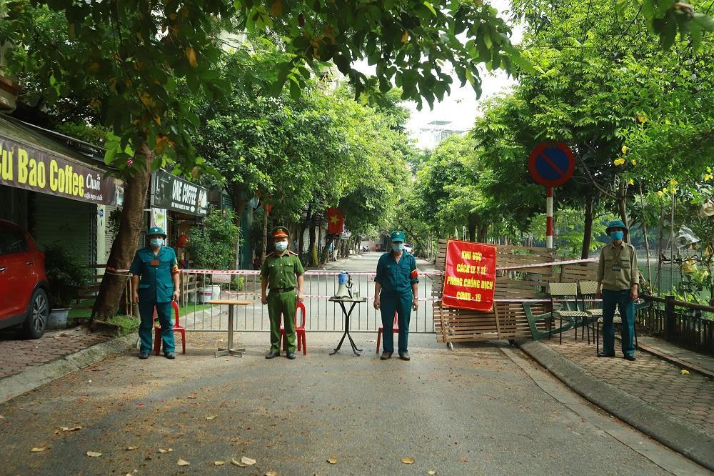 [Ảnh] Siết chặt vùng cách ly y tế phòng, chống COVID-19 tại quận Đống Đa