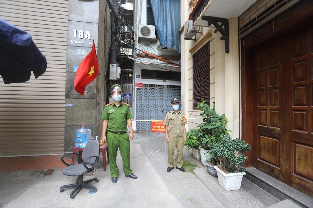 [Ảnh] Siết chặt vùng cách ly y tế phòng, chống COVID-19 tại quận Đống Đa