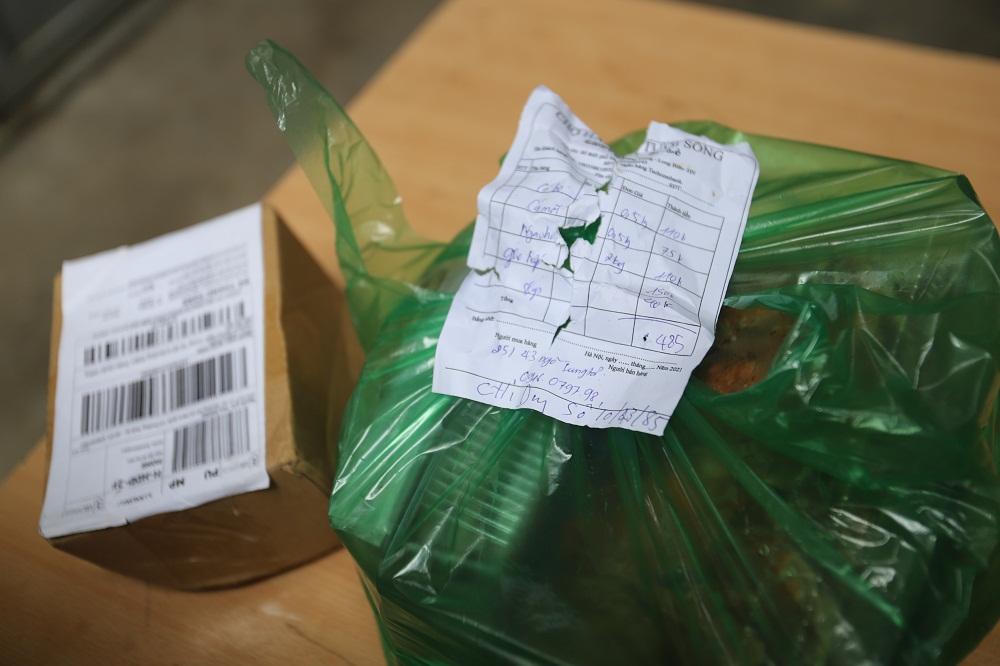 [Ảnh] Siết chặt vùng cách ly y tế phòng, chống COVID-19 tại quận Đống Đa