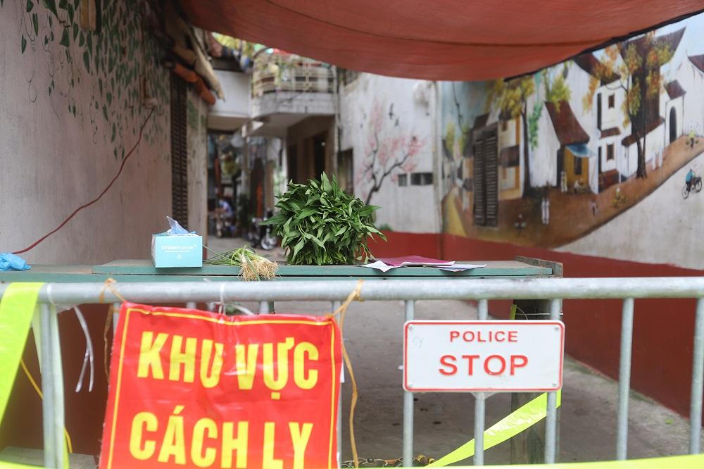 [Ảnh] Siết chặt vùng cách ly y tế phòng, chống COVID-19 tại quận Đống Đa