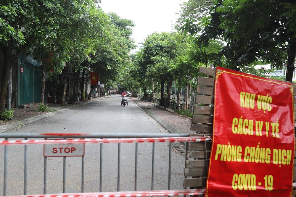 [Ảnh] Siết chặt vùng cách ly y tế phòng, chống COVID-19 tại quận Đống Đa