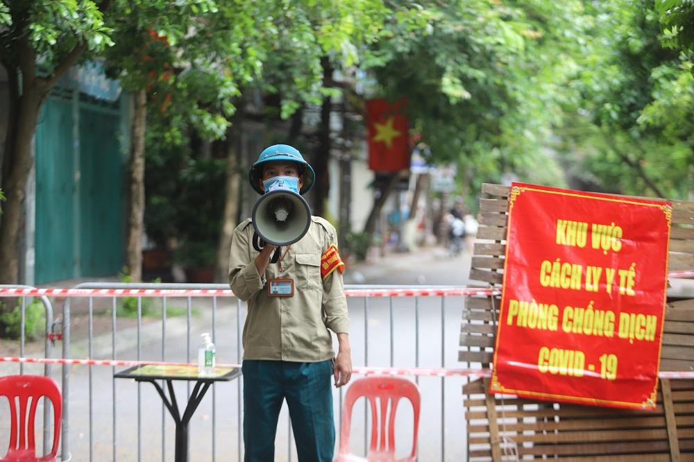 [Ảnh] Siết chặt vùng cách ly y tế phòng, chống COVID-19 tại quận Đống Đa